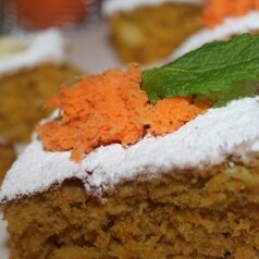 Ciasto marchewkowo-pomarańczowe z migdałami